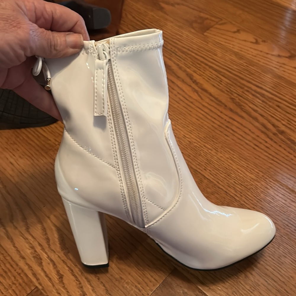 Womens white patent look, short booties size 6 - Picture 4 of 4